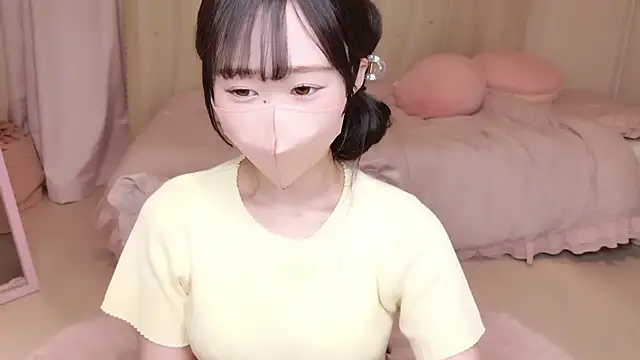 YURInya  online show from June 10, 2026, 12:39 pm