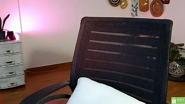 Yalinahotty online show from June 6, 2026, 2:39 am