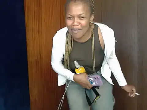Snapshot of YellowMellow18 chatting on June 29, 2026, 11:43 am YellowMellow18 online show from June 29, 2026, 11:43 am