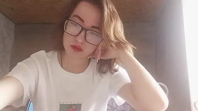 OliviaMoment online show from June 26, 2026, 9:04 am
