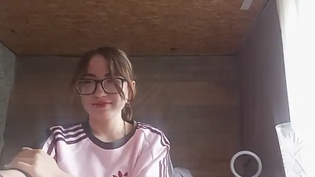 OliviaMoment online show from June 19, 2026, 8:20 am