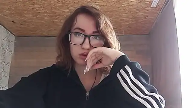 OliviaMoment online show from June 18, 2026, 8:13 am