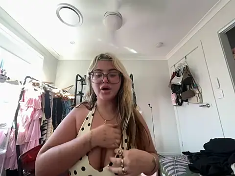 luckygigi online show from June 4, 2026, 3:33 am