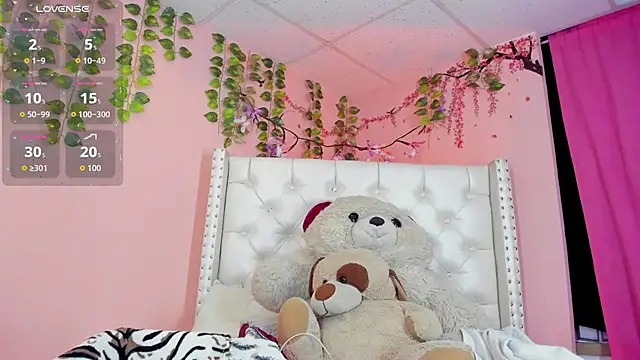 Snapshot of valentinee_xo chatting on July 10, 2026, 6:24 am valentinee xo online show from July 10, 2026, 6:24 am