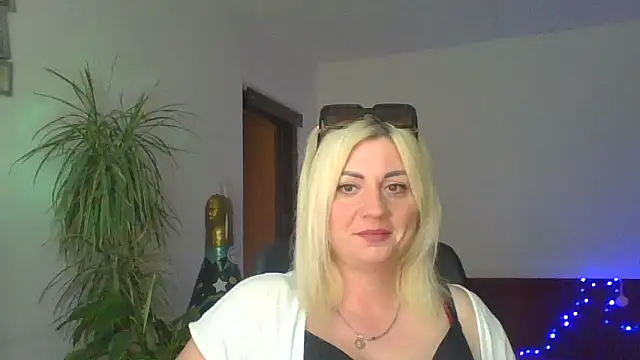 LunaaKiss online show from July 28, 2026, 5:23 pm