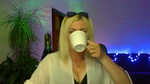 LunaaKiss online show from June 30, 2026, 9:15 pm