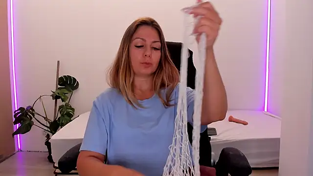 LindaWhite  online show from September 19, 2025, 3:49 pm