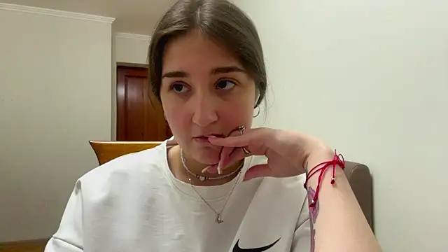 AnnaMaccoil online show from June 7, 2026, 4:12 pm