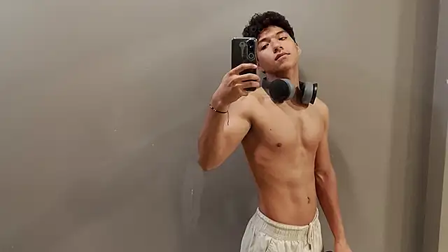 Snapshot of Maximiliano_Young chatting on July 20, 2026, 12:51 pm Maximiliano Young online show from July 20, 2026, 12:51 pm