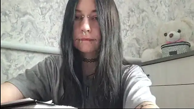 KrissyHiott online show from June 5, 2026, 4:06 am