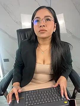 ValentinaLuciana online show from June 4, 2026, 12:54 pm