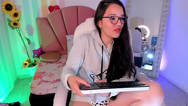 Emma lakshmi online show from June 3, 2026, 1:34 pm