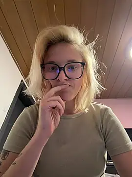 Snapshot of Viviluu_Offiziell chatting on June 7, 2026, 8:25 pm Viviluu Offiziell online show from June 7, 2026, 8:25 pm