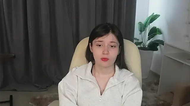 LeliaFujimoto online show from June 3, 2026, 2:33 pm