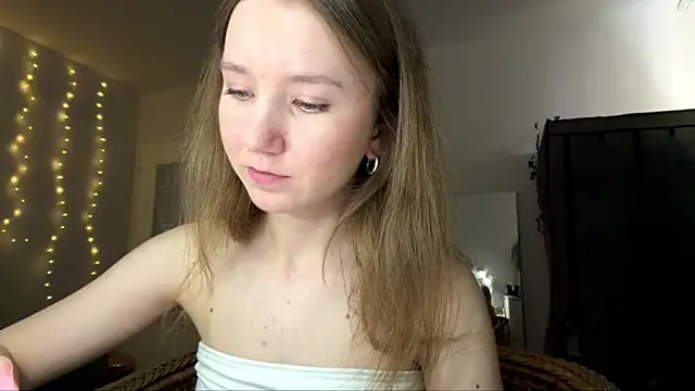 smalllisa online show from June 18, 2026, 6:13 pm