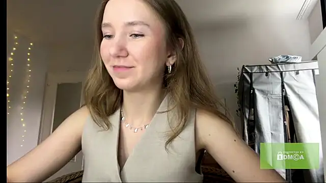 smalllisa online show from July 18, 2026, 4:37 pm