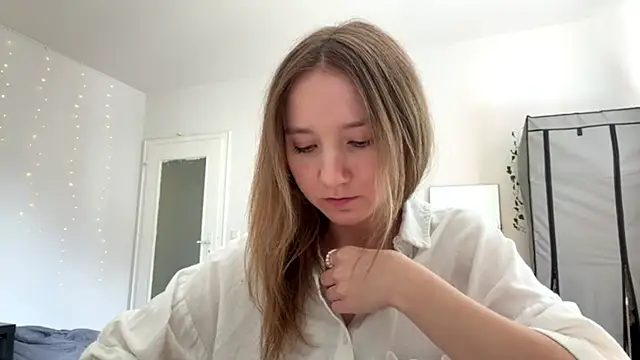 smalllisa online show from June 10, 2026, 2:18 pm