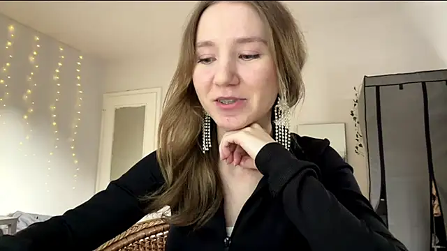 smalllisa online show from June 12, 2026, 6:05 pm
