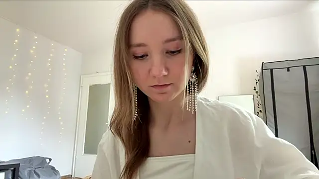 smalllisa online show from June 6, 2026, 2:11 pm