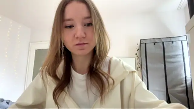 smalllisa online show from June 4, 2026, 9:03 am