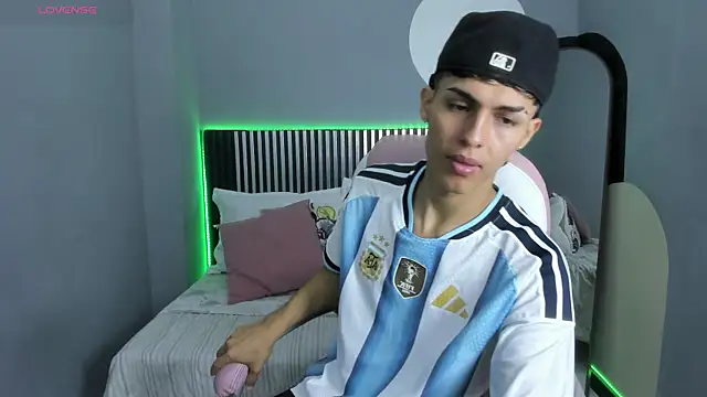 Axel Mendozaa online show from July 10, 2026, 8:20 pm