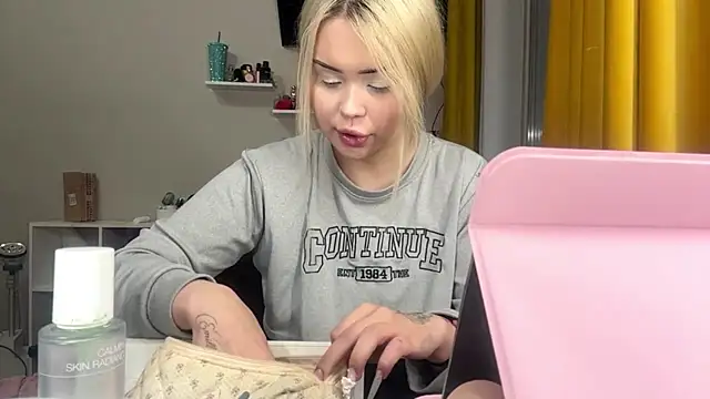 moonluv33 online show from June 20, 2026, 1:16 pm