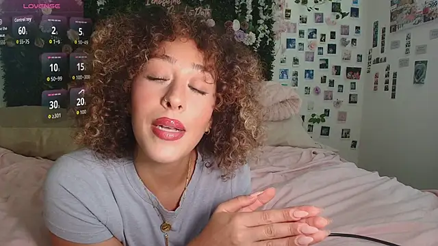 LyraCovee online show from July 22, 2026, 12:23 am