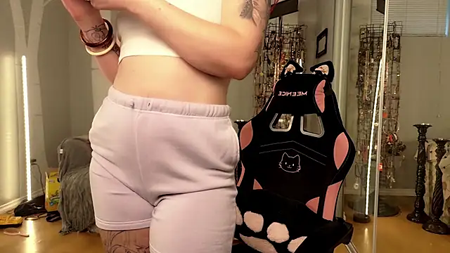 Snapshot of youngmilfBlossom chatting on July 9, 2026, 6:18 pm youngmilfBlossom online show from July 9, 2026, 6:18 pm