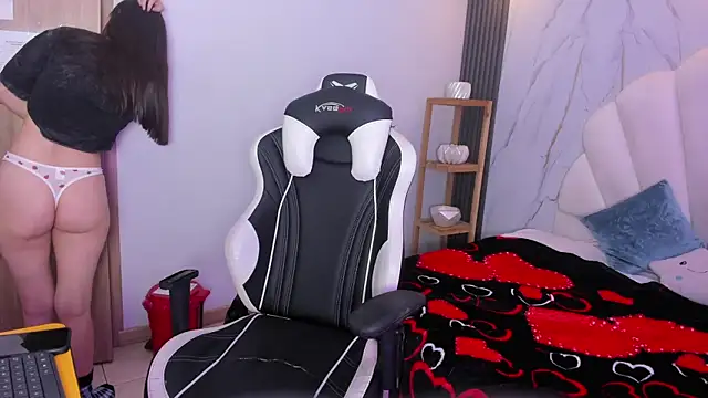 FreckleDoll online show from June 19, 2026, 7:41 pm