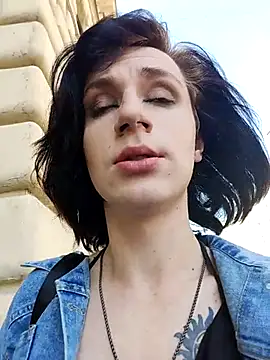 MickeQuinee online show from July 17, 2026, 9:17 am