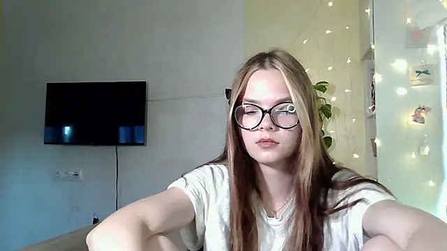AvrilGillig online show from June 18, 2026, 1:05 pm