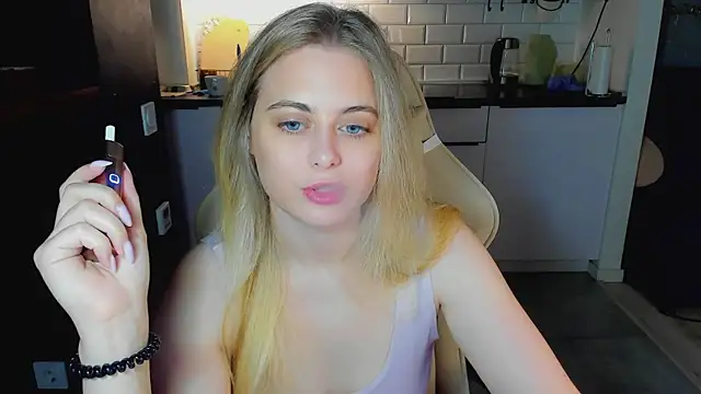 Snapshot of blonde_kellyy chatting on July 14, 2026, 2:05 am blonde kellyy online show from July 14, 2026, 2:05 am