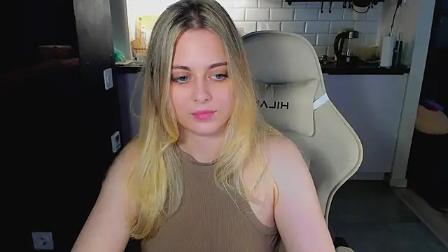 Snapshot of blonde_kellyy chatting on June 25, 2026, 11:04 am blonde kellyy online show from June 25, 2026, 11:04 am
