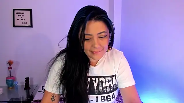 LauraToro  online show from December 20, 2025, 1:30 am