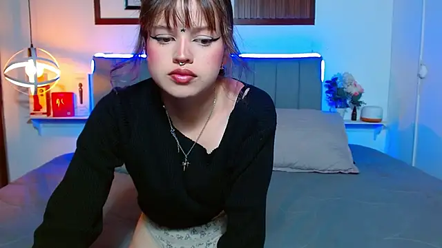 Snapshot of Evelynn_fox_ chatting on June 25, 2026, 8:14 pm Evelynn fox online show from June 25, 2026, 8:14 pm