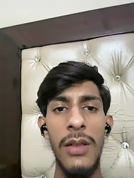 ronnnnn718 online show from June 12, 2026, 7:33 pm