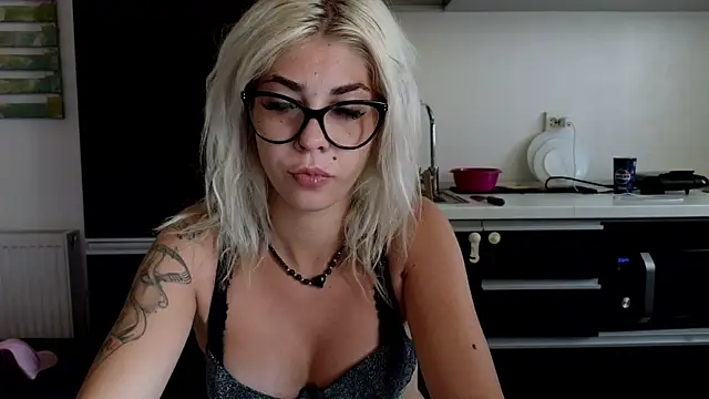 Snapshot of Sarahcamsx chatting on July 17, 2026, 8:22 am Sarahcamsx online show from July 17, 2026, 8:22 am