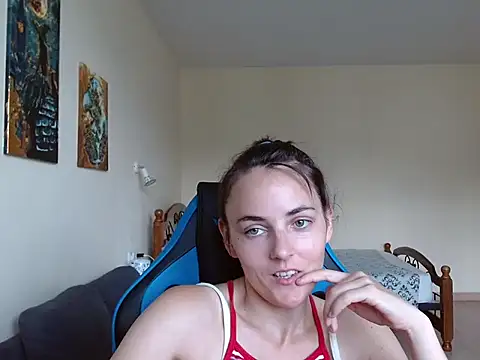 Snapshot of OliviaTheS chatting on July 7, 2026, 9:24 am OliviaTheS online show from July 7, 2026, 9:24 am