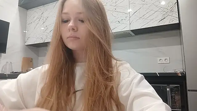 KarinaBestie online show from June 12, 2026, 4:27 pm