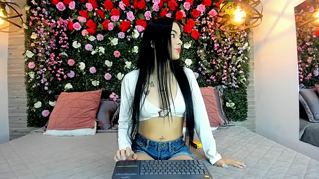 Snapshot of BelaPoncee chatting on June 14, 2026, 1:23 pm BelaPoncee online show from June 14, 2026, 1:23 pm