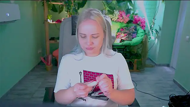 Snapshot of stellawatts chatting on June 24, 2026, 8:02 am stellawatts online show from June 24, 2026, 8:02 am