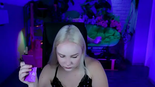 Snapshot of stellawatts chatting on July 24, 2026, 12:12 pm stellawatts online show from July 24, 2026, 12:12 pm
