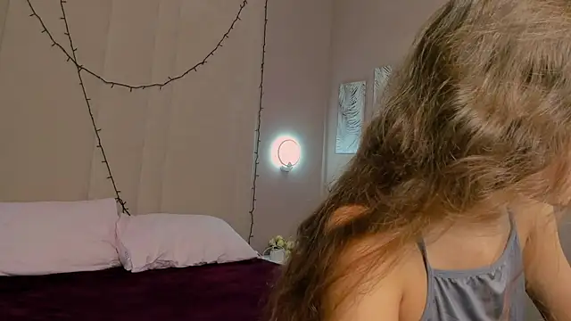 Lola lovesss online show from August 4, 2026, 2:27 am
