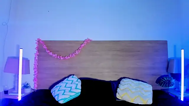 LaraRous online show from June 22, 2026, 9:56 pm