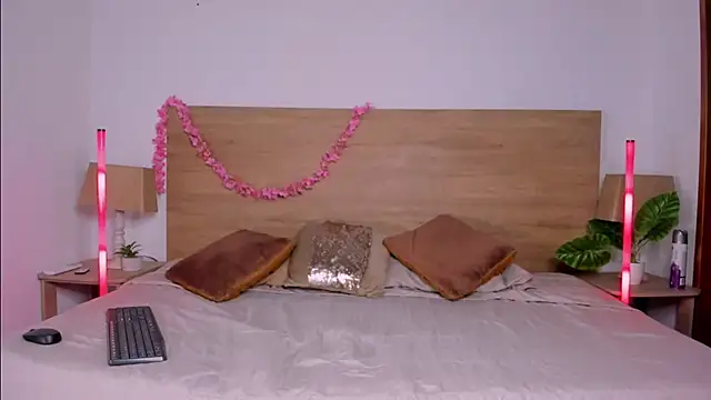 LaraRous online show from June 25, 2026, 8:58 pm