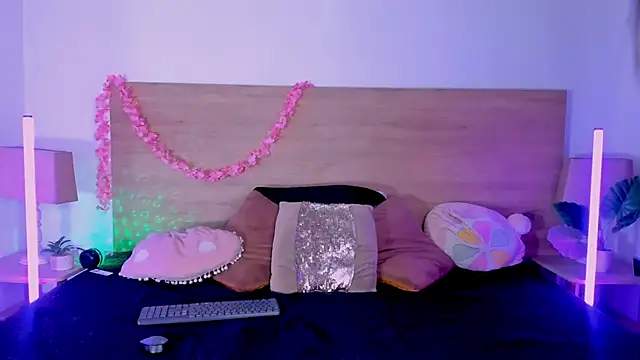 LaraRous online show from July 7, 2026, 9:51 pm