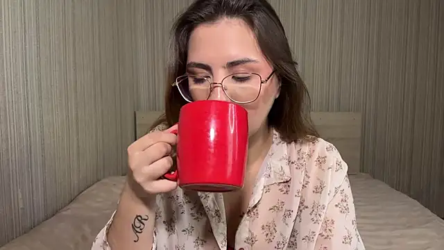 Mina Aston online show from July 8, 2026, 7:20 am