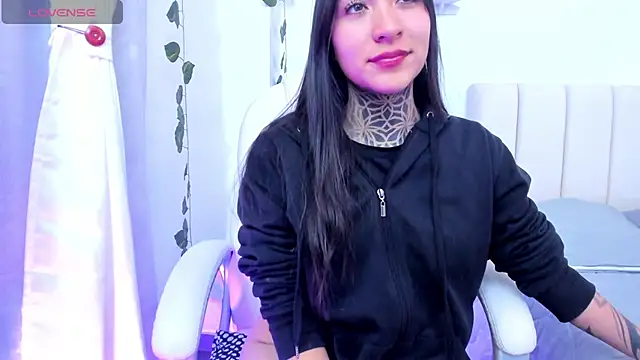 isasaenz  online show from August 6, 2026, 3:56 am