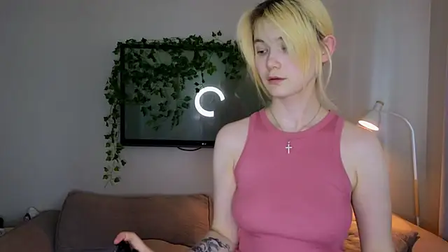 Snapshot of Emily_Miu chatting on July 5, 2026, 4:19 am Emily Miu online show from July 5, 2026, 4:19 am