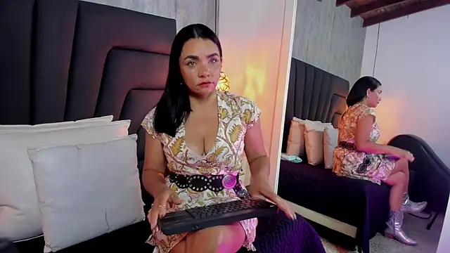 Snapshot of Longina_ chatting on July 28, 2026, 7:39 pm Longina online show from July 28, 2026, 7:39 pm